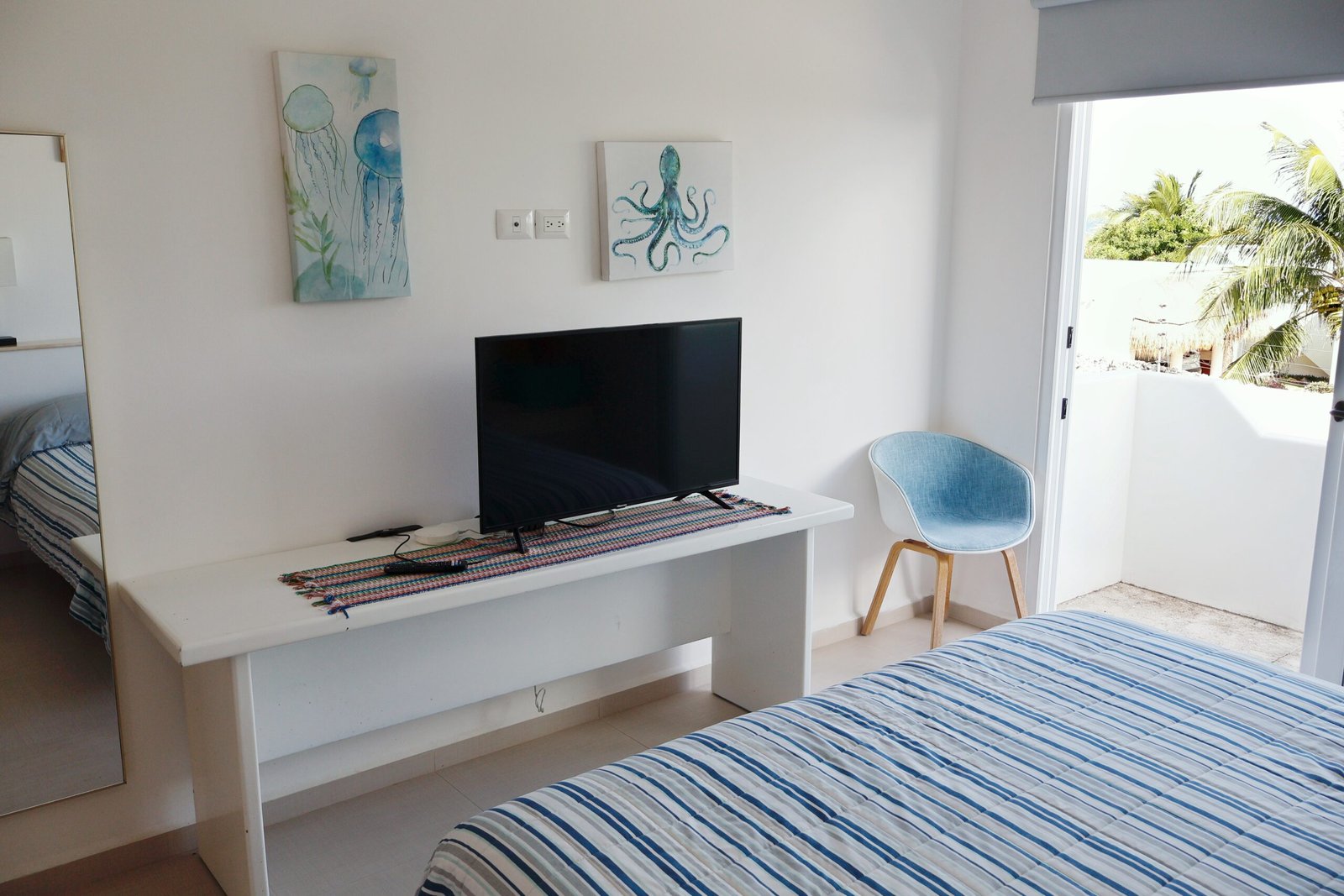Desk and Smart TV
