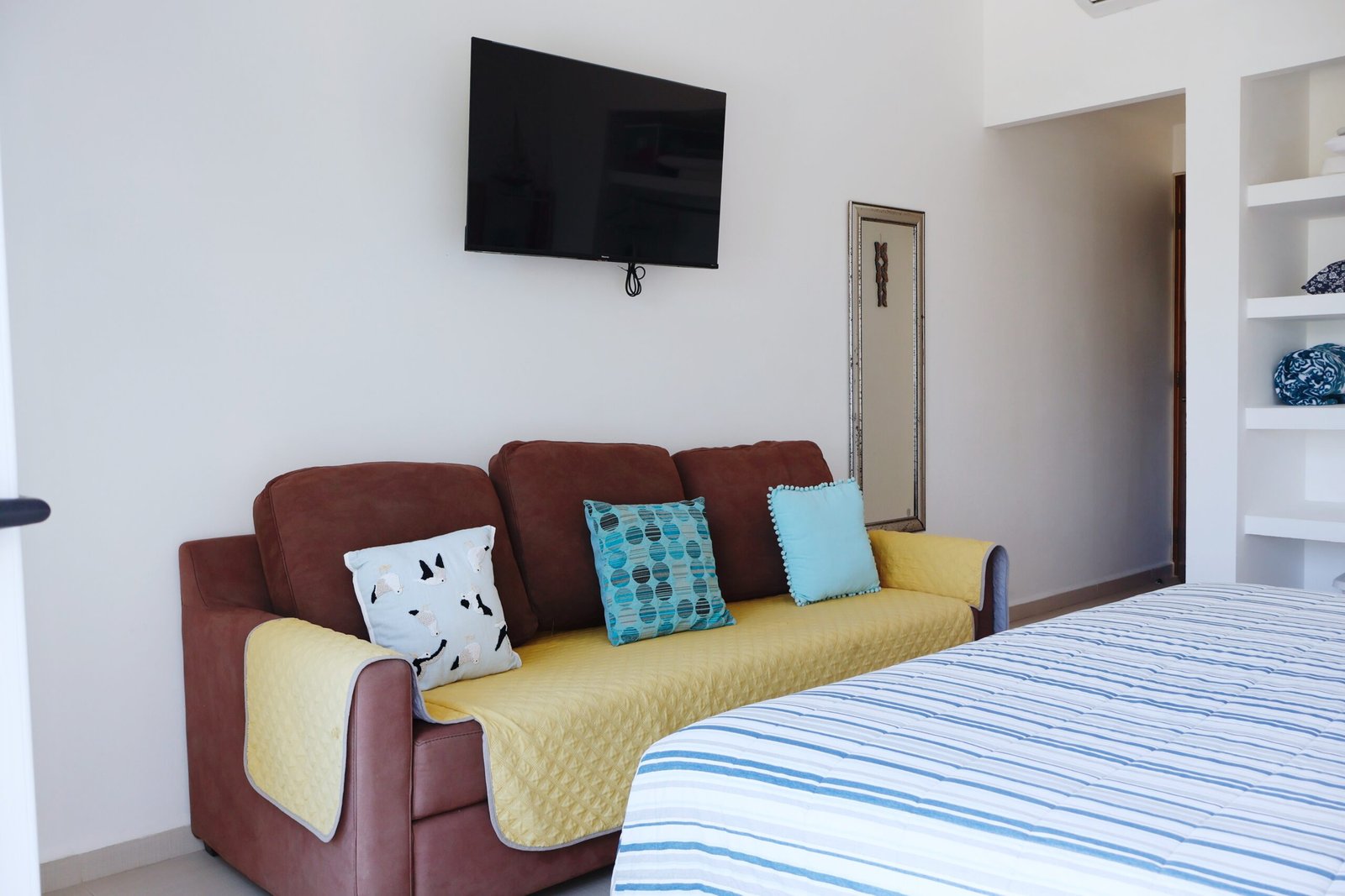 Single sofa bed in the Balcony King Suite