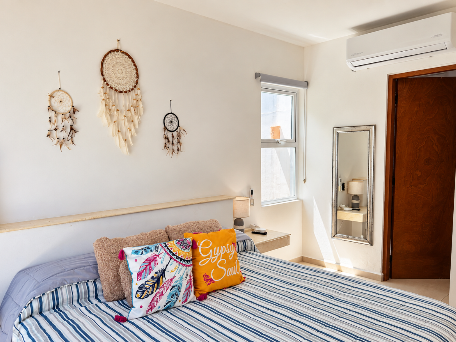 King bed in the ground floor bedroom at Casa Sienna Lia