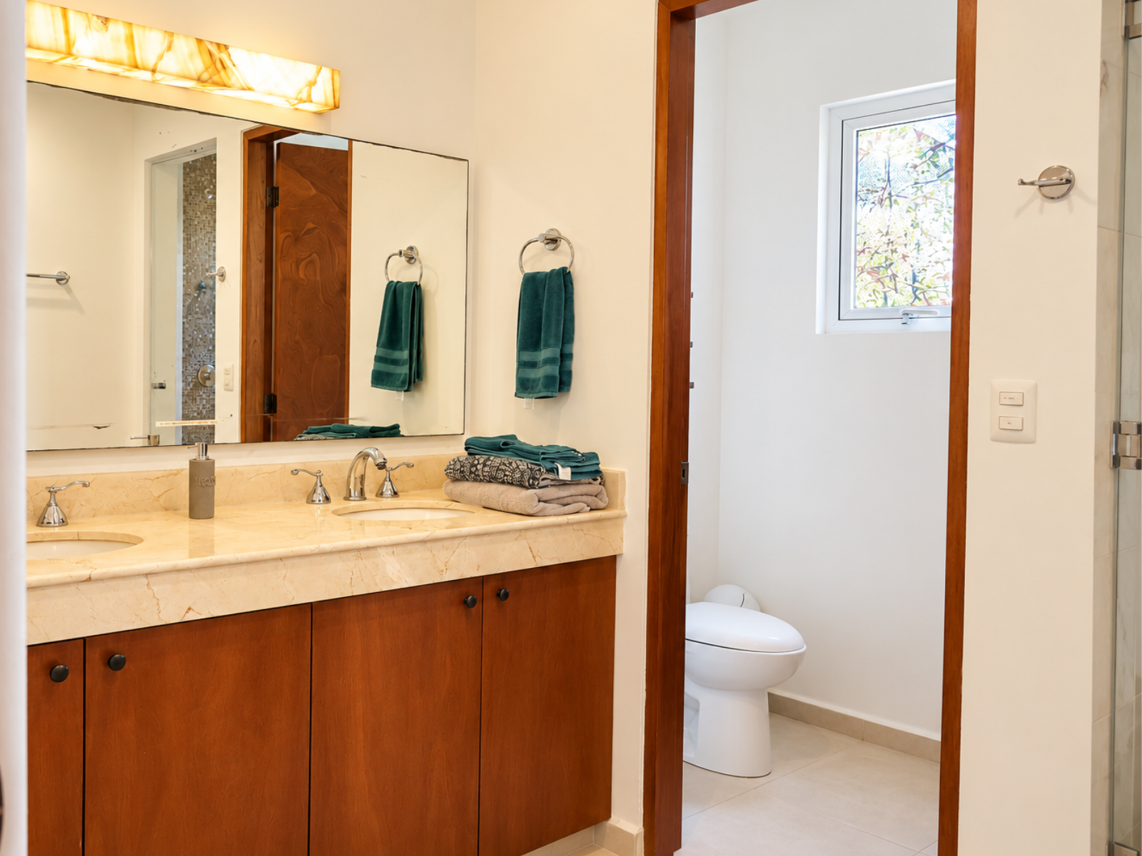 Ensuite bathroom in Bedroom 2 at Casa Sienna Lia