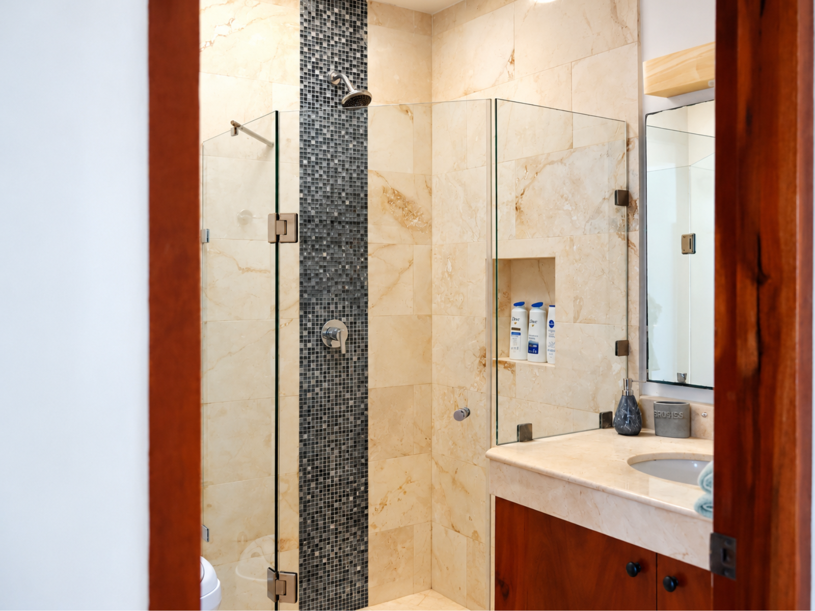 Ensuite bathroom in Bedroom 3 at Casa Sienna Lia